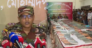 রাজধানীর নিউমার্কেট থেকে বিপুল পরিমাণ দেশিয় অস্ত্র জব্দ করেছে সেনাবাহিনী